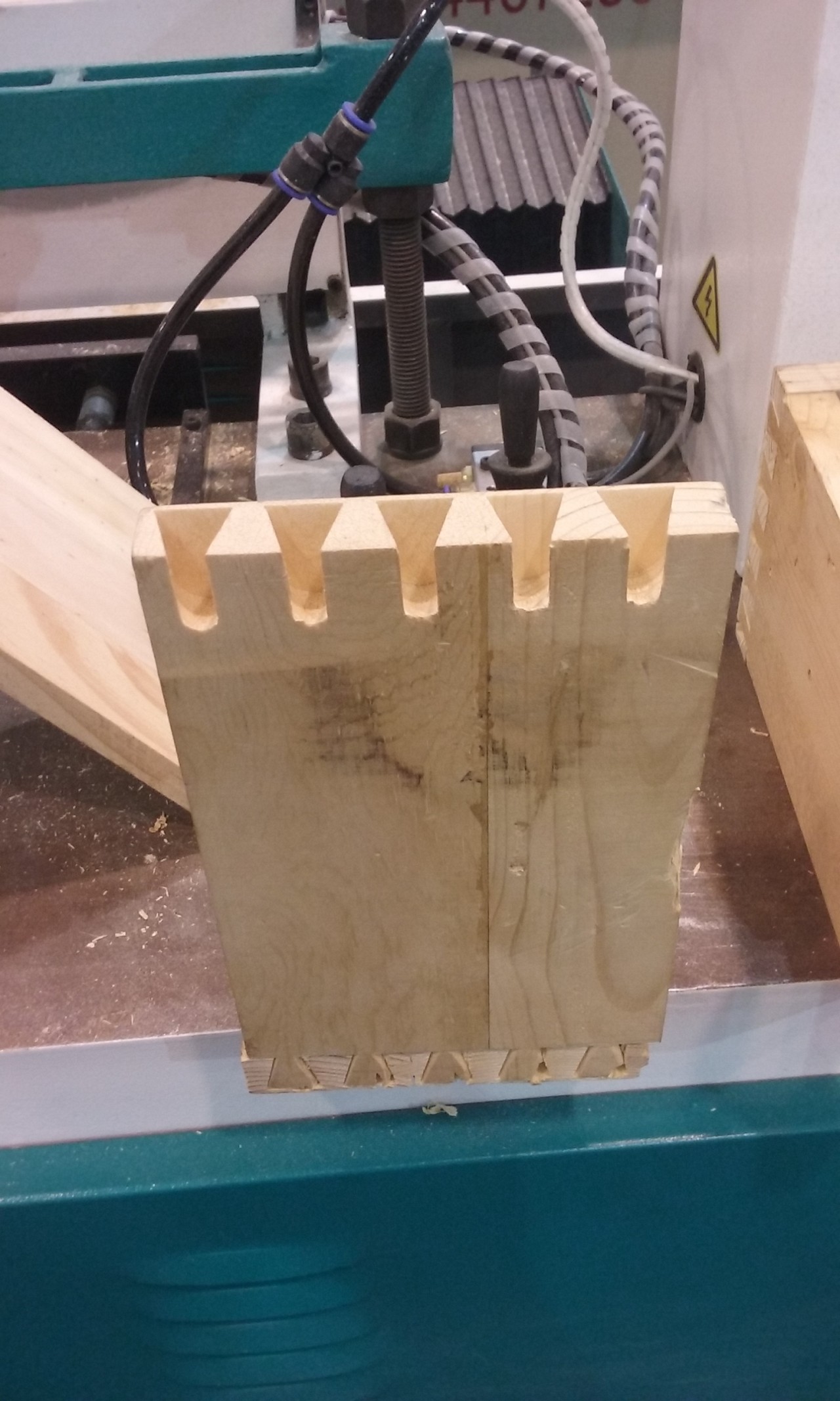 燕尾開(kāi)榫機(jī) -從事蜂箱制作行業(yè)的福音-木工機(jī)械-榫槽機(jī)-開(kāi)榫機(jī)-數(shù)控帶